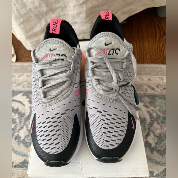 New in box NWT Women’s NIKE Airmax 270 Flyknit Sneakers Sz 6.5 Grey Purple Shoes - Picture 2 of 8
